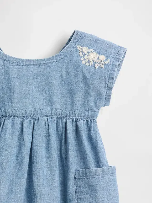 Vestido de denim con bolsillos bordados para bebé