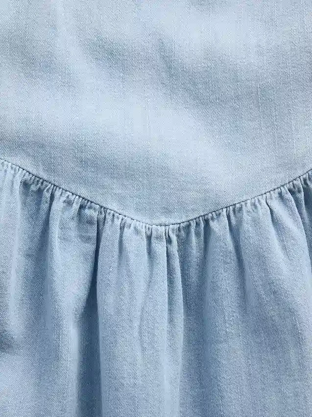 Vestido de denim con escote corazón y mangas con volantes