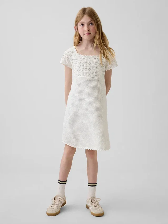 Vestido de punto de ganchillo para niña