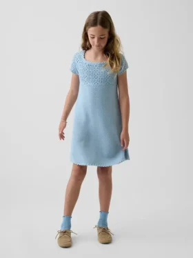 Vestido de punto de ganchillo para niña