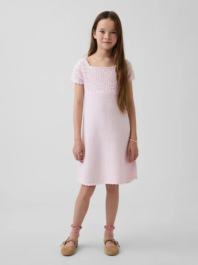 Vestido de punto de ganchillo para niña