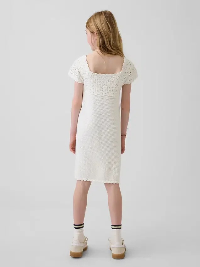 Vestido de punto de ganchillo para niña
