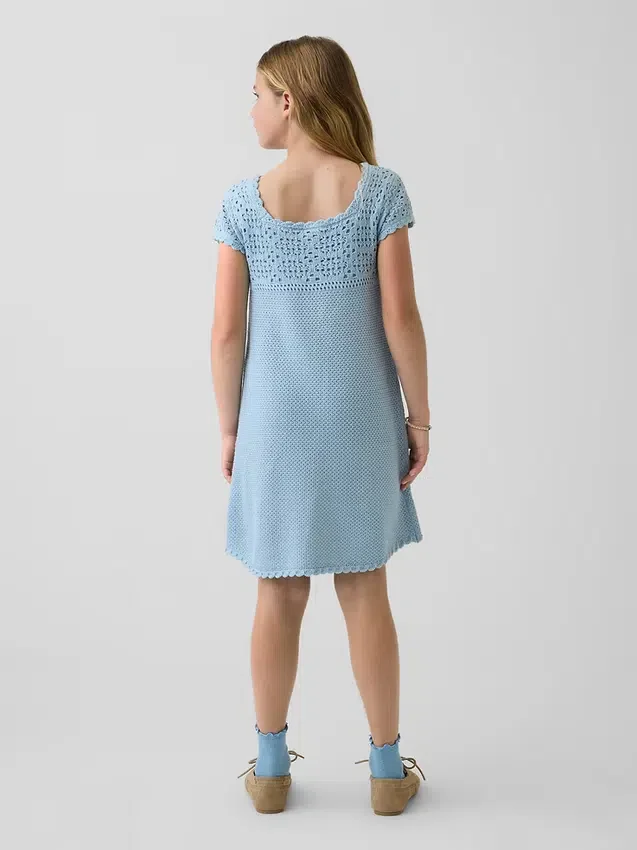 Vestido de punto de ganchillo para niña