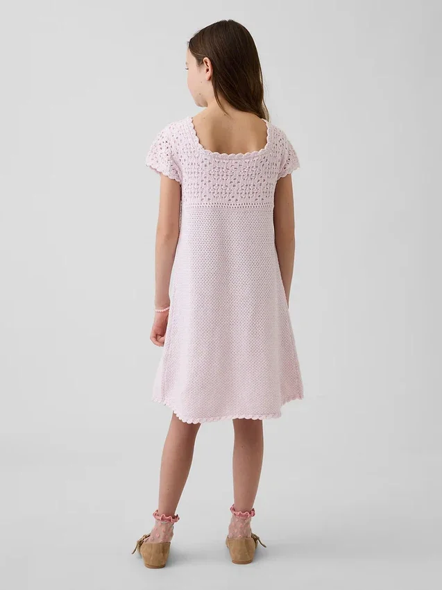 Vestido de punto de ganchillo para niña