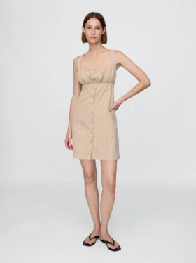 Vestido fruncido con botones en la parte delantera