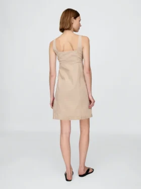 Vestido fruncido con botones en la parte delantera