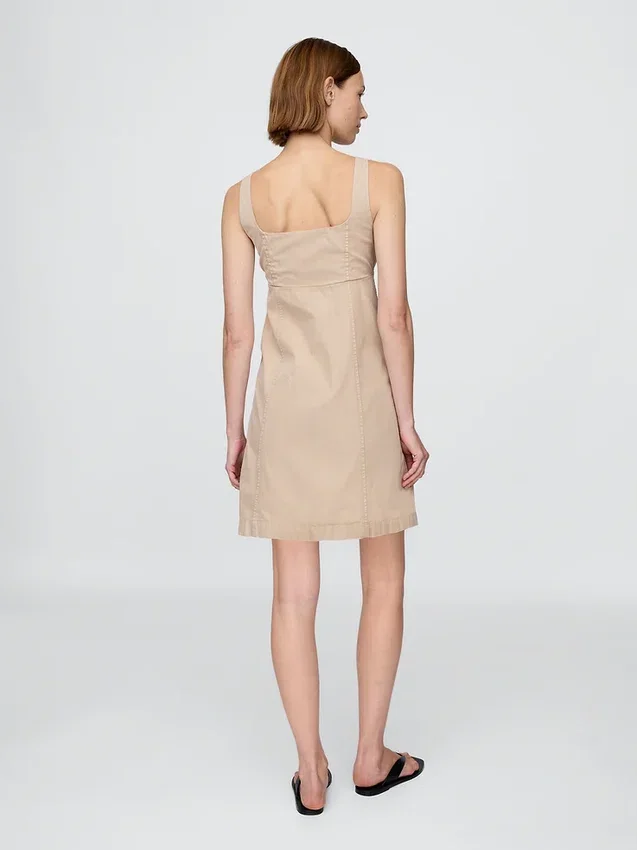 Vestido fruncido con botones en la parte delantera