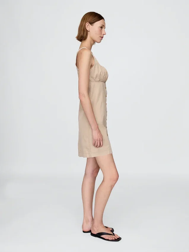 Vestido fruncido con botones en la parte delantera