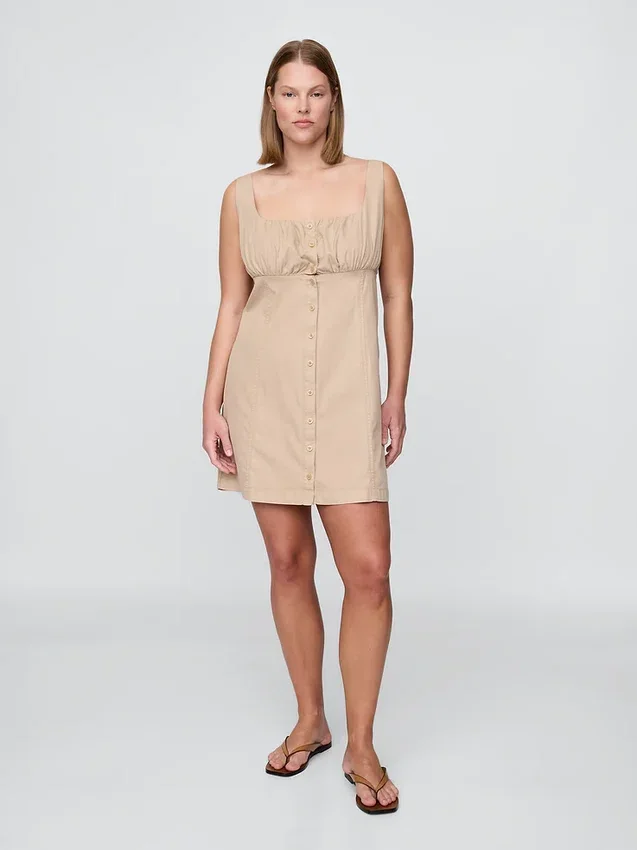 Vestido fruncido con botones en la parte delantera