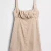 Vestido fruncido con botones en la parte delantera