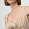 Vestido fruncido con botones en la parte delantera