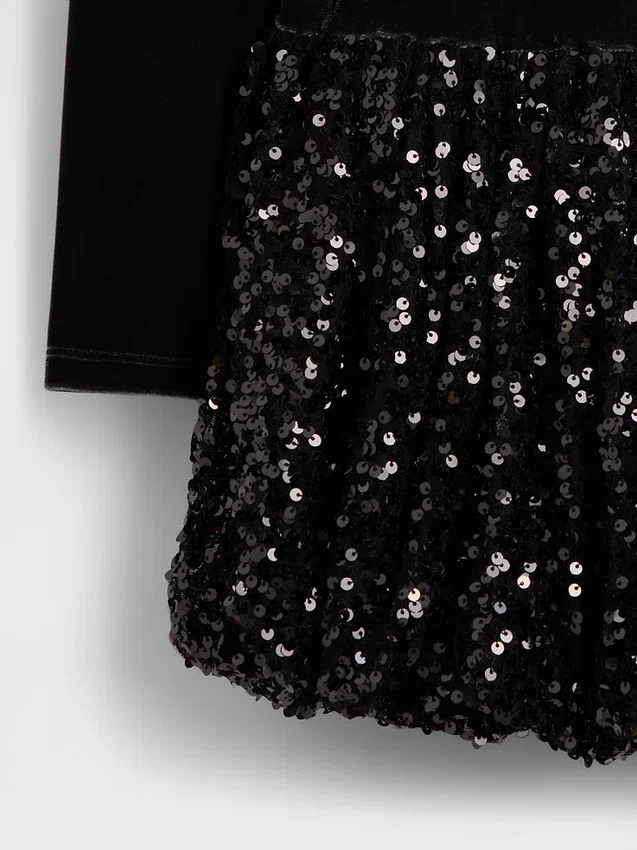 Vestido infantil con volantes y lentejuelas de materiales mixtos