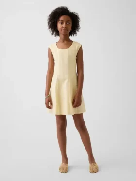 Vestido infantil de lino y algodón con cuello redondeado
