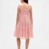 Vestido infantil de malla con volantes y mangas casquillo