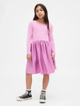 Vestido infantil moderno de materiales mixtos