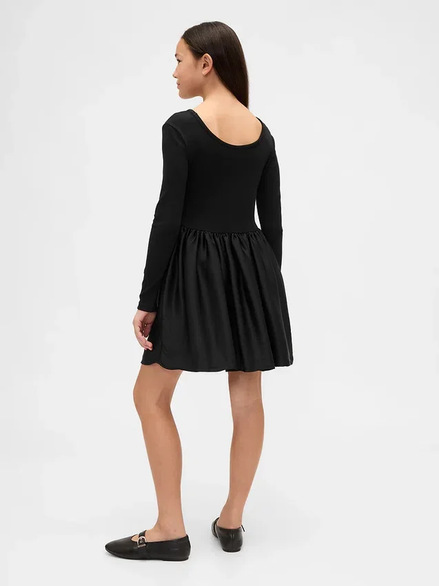 Vestido infantil moderno de materiales mixtos
