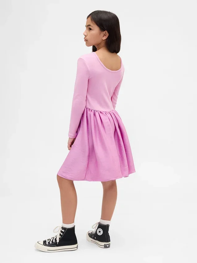 Vestido infantil moderno de materiales mixtos