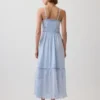 Vestido largo con botones en la parte delantera y ribete de encaje