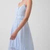 Vestido largo con botones en la parte delantera y ribete de encaje
