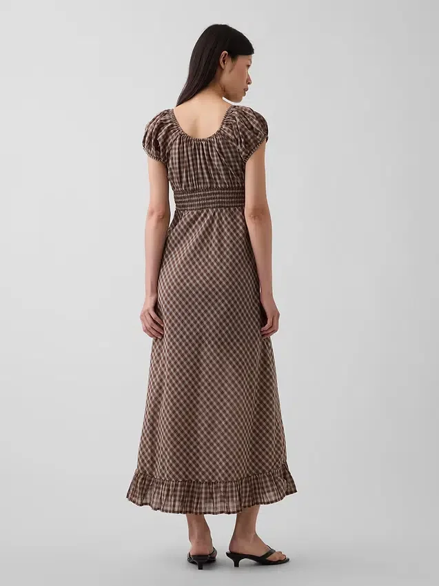 Vestido largo con cuello en V y volantes en el bajo