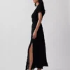 Vestido largo con mangas abullonadas bordadas