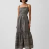 Vestido largo con volantes y ojales