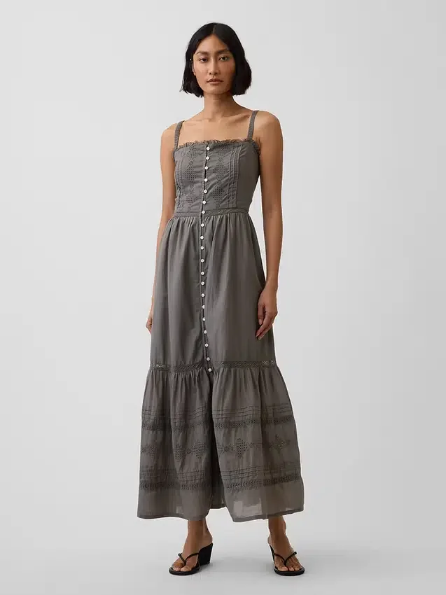 Vestido largo con volantes y ojales