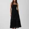 Vestido largo con volantes y ojales