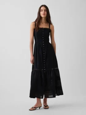 Vestido largo con volantes y ojales