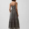 Vestido largo con volantes y ojales
