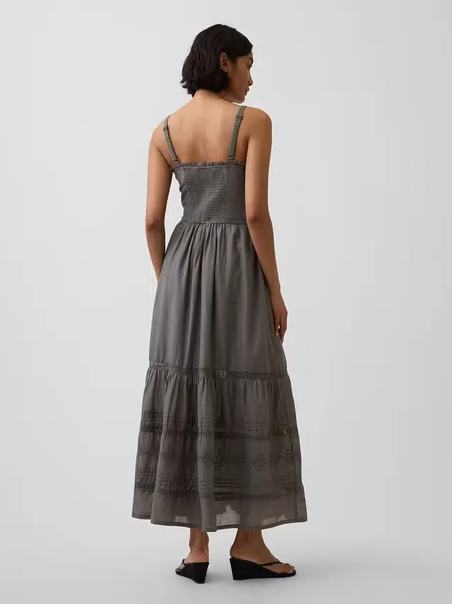 Vestido largo con volantes y ojales