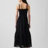 Vestido largo con volantes y ojales