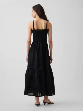Vestido largo con volantes y ojales