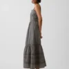 Vestido largo con volantes y ojales