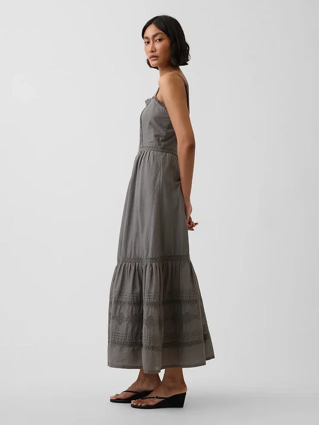 Vestido largo con volantes y ojales