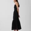 Vestido largo con volantes y ojales