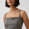 Vestido largo con volantes y ojales