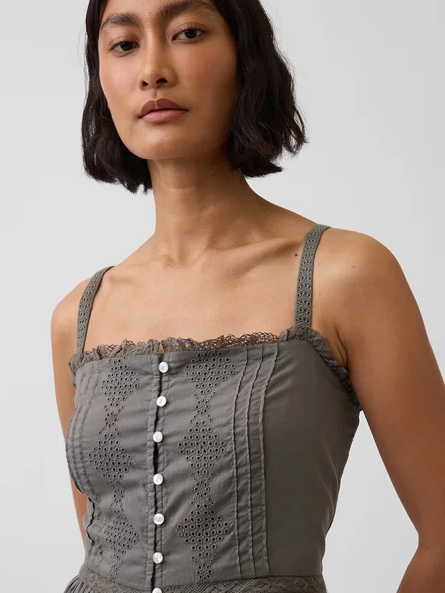 Vestido largo con volantes y ojales