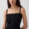 Vestido largo con volantes y ojales
