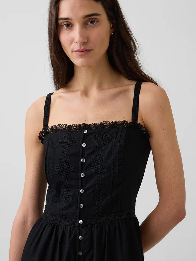 Vestido largo con volantes y ojales