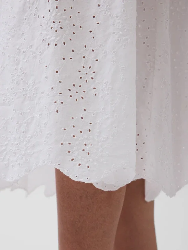 Vestido largo de cintura baja con ojales