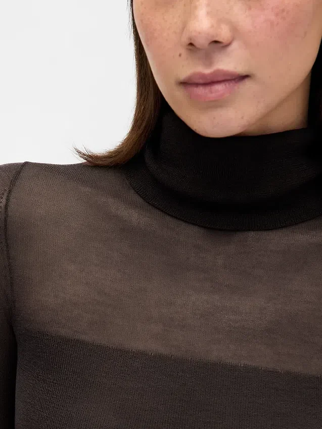 Vestido largo de punto con cuello alto transparente