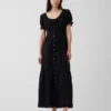 Vestido largo escalonado con cuello redondo y ribete de encaje