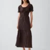 Vestido largo escalonado con cuello redondo y ribete de encaje