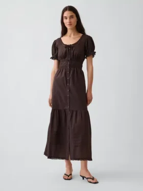 Vestido largo escalonado con cuello redondo y ribete de encaje
