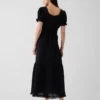 Vestido largo escalonado con cuello redondo y ribete de encaje