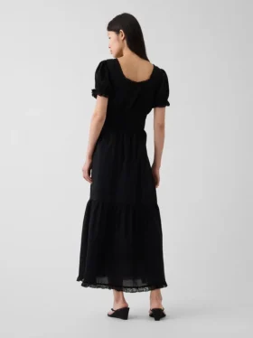Vestido largo escalonado con cuello redondo y ribete de encaje