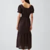 Vestido largo escalonado con cuello redondo y ribete de encaje