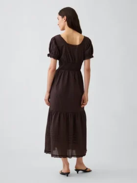 Vestido largo escalonado con cuello redondo y ribete de encaje