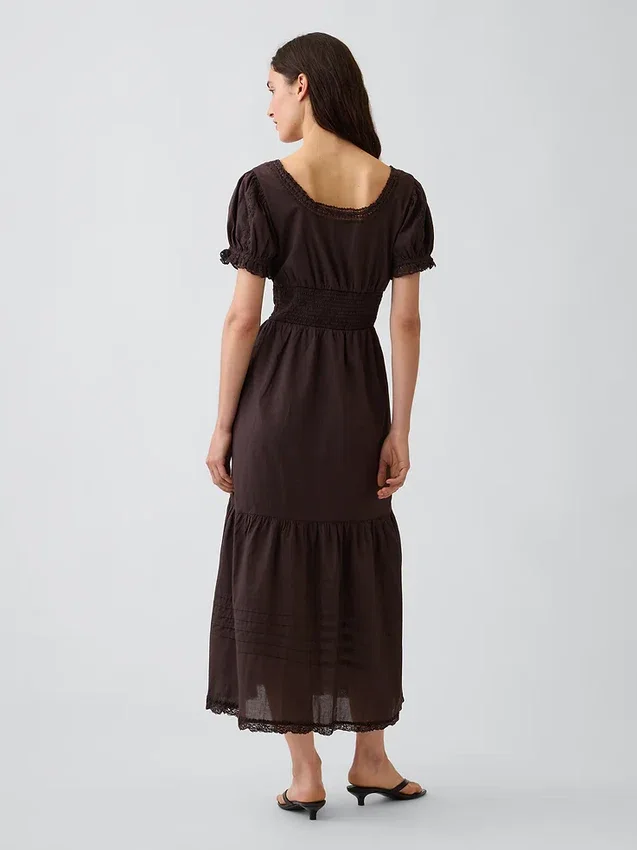 Vestido largo escalonado con cuello redondo y ribete de encaje